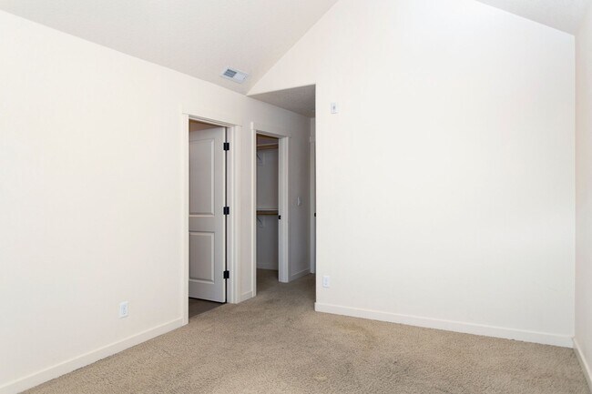 Building Photo - 2BD 2.5BA + Bonus Room/Den/Office Townhouse w/Garage + AC + Washer/Dryer Included