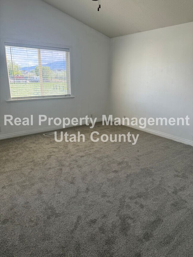 Building Photo - Large Home in Lehi!