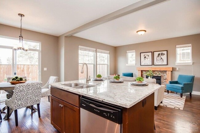 Building Photo - 3 Bedroom + Flex Space in Central Location - Close to Old Mill!