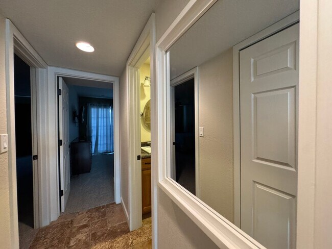 Building Photo - Riverfront 2BR Condo Great Views, Luxury Furnished incl UTILITIES