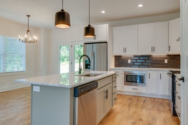 Building Photo - Amazing 3 bed 2.5 w/fenced yard. 10 min fr...