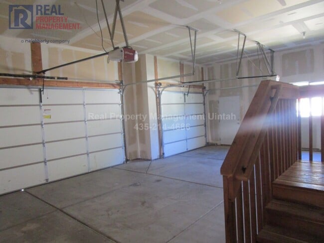 Building Photo - Beautiful 6 bedroom, 3 Bath, 3 Car Garage ...