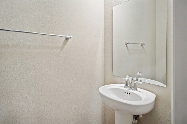Building Photo - 4 Bedroom Home with Office in Windward Ran...