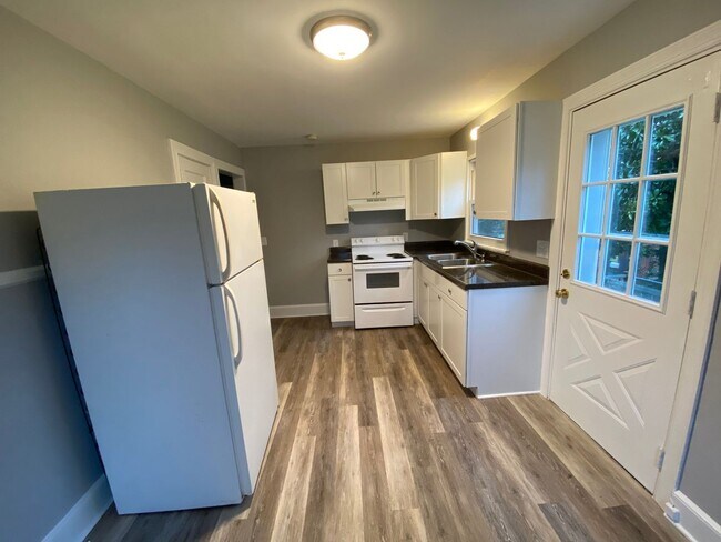 Building Photo - 3 Bedroom 1 bath in Burlington, COMING SOON!