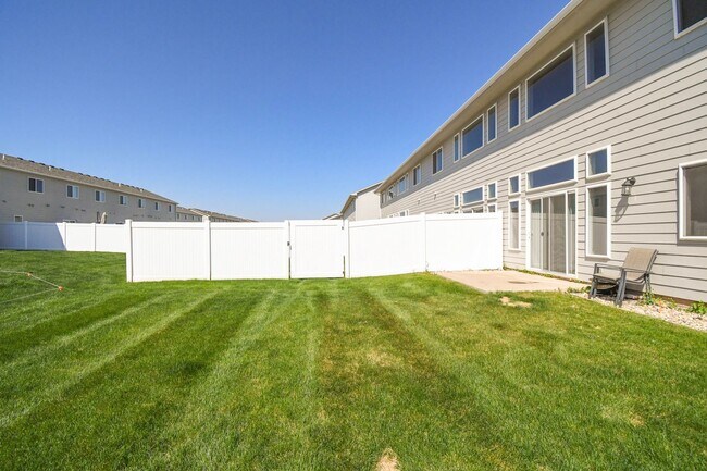 Building Photo - Stylish Townhome in Harrisburg School District – Open Floor Plan & Loft!