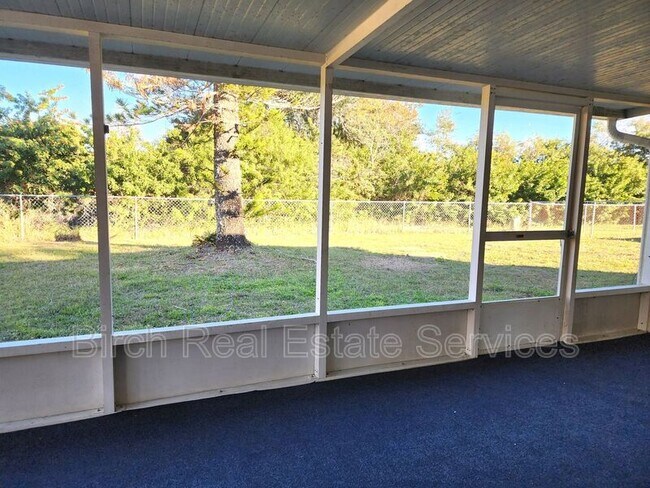 Building Photo - 1708 Springdale Dr