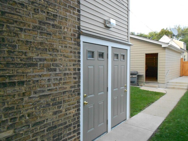 Building Photo - 4431 N Springfield Ave