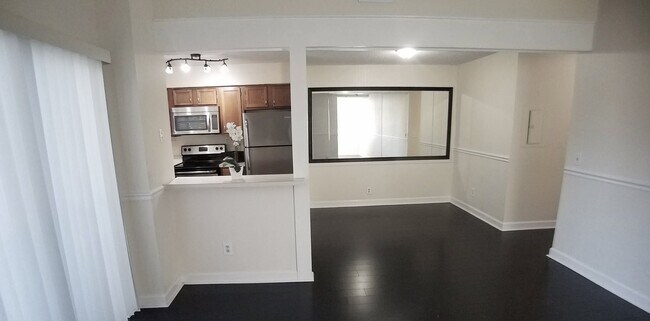 Building Photo - Beautiful 1/1 wood floor condo for rent in...