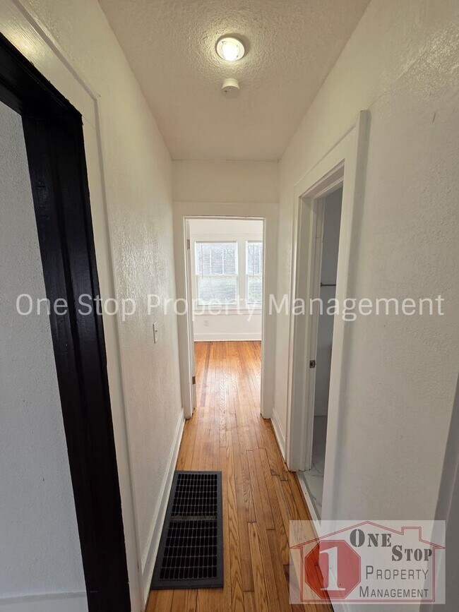 Building Photo - Beautiful 4 Bedroom 2 Bathroom in Kansas City!