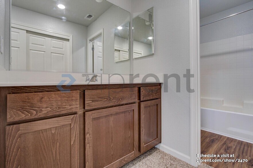 Building Photo - 8159 Laurel Willow Ln