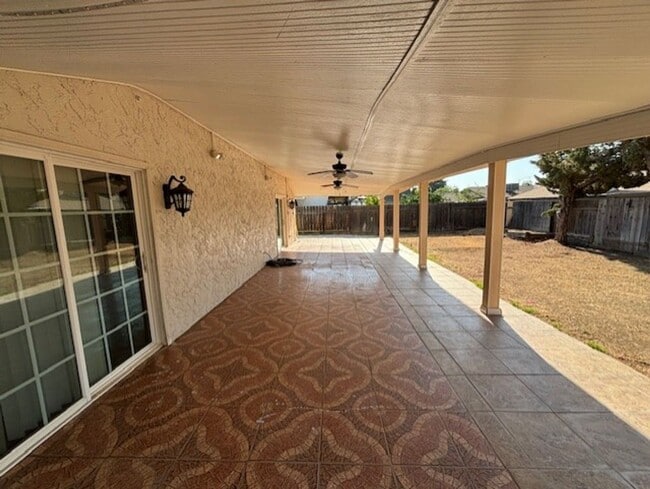 Building Photo - Clean 3 Bedroom / 2 Bathroom Home near Pac...