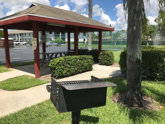 Building Photo - 1271 SE Parkview Pl