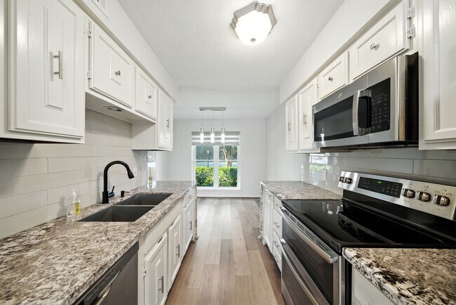 Building Photo - 10333 Longmont Dr