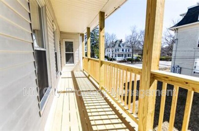 Building Photo - 642 Maple St