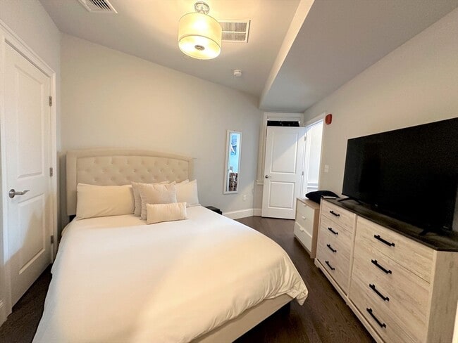 Building Photo - 371 Main St