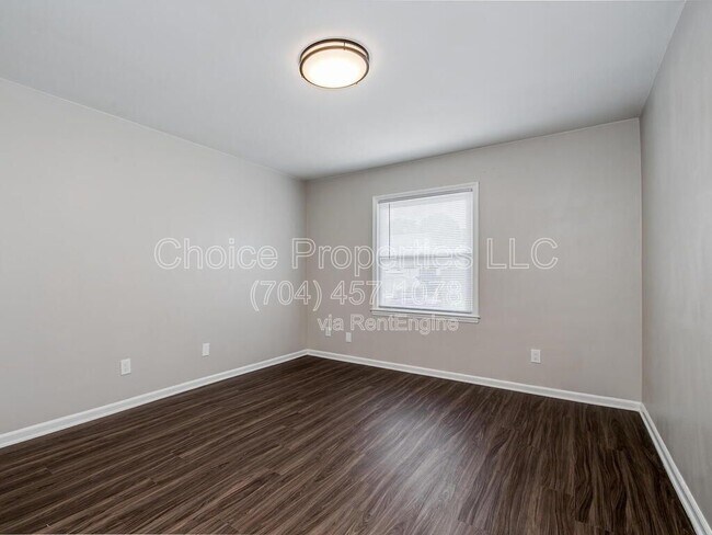 Building Photo - 5804 Cedars E Ct
