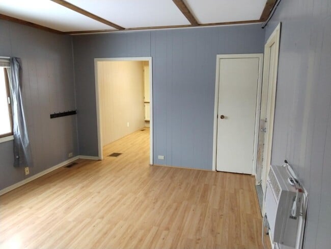 Building Photo - 112 E Cherry St