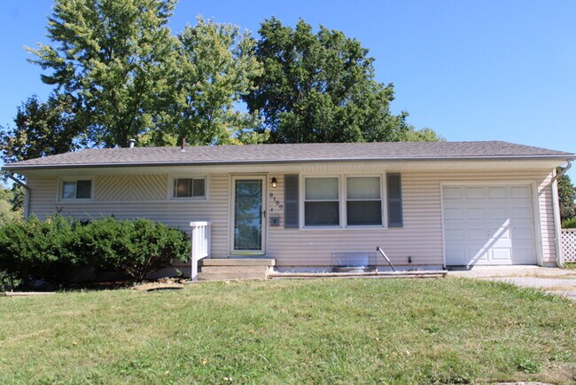 Primary Photo - Spacious 3 Bedroom and 1 full bath home in...