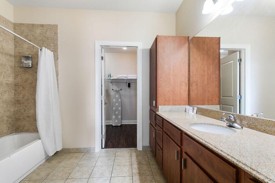 Building Photo - 925 Common St