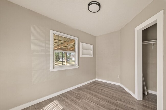 Building Photo - 1221 Parkway Dr