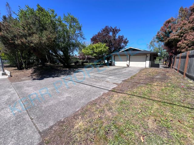 Building Photo - Cozy 2-Bedroom Duplex with Fireplace Charm...