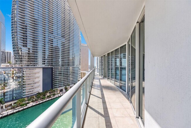 Building Photo - 465 Brickell Ave