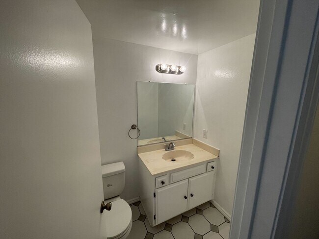 Building Photo - Beautiful 3-Bed/3-Bath Van Nuys Condo – Sp...