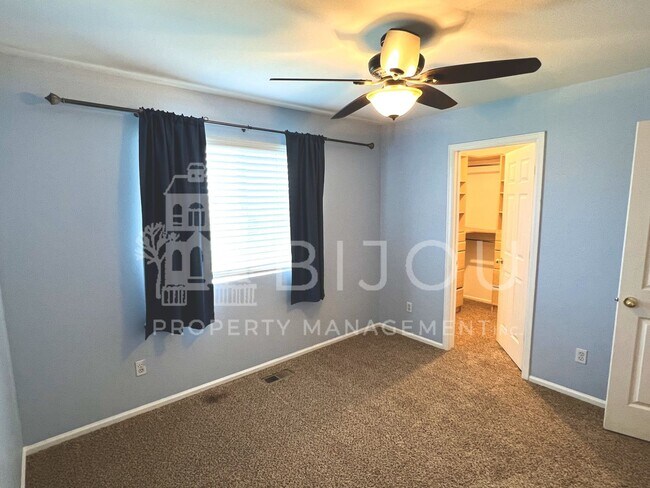 Building Photo - 3739 Range Dr