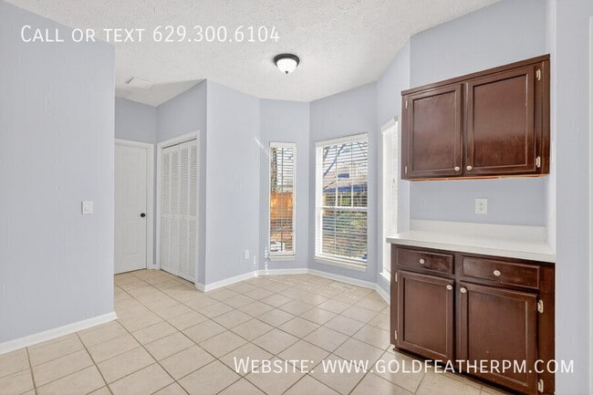 Building Photo - 905 Split Oak Dr