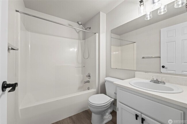 Building Photo - Amazing 4 br 2.5 bedroom 2000 sqft home!