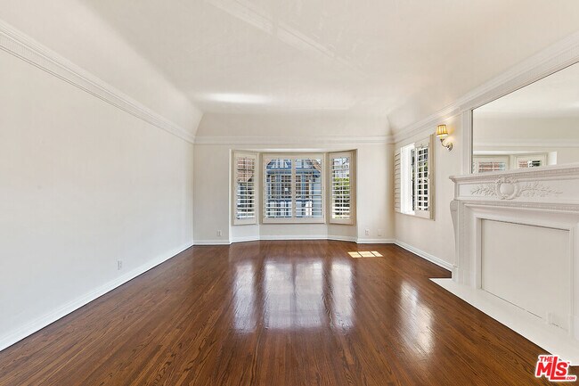 Building Photo - 918 1/2 Serrano Ave