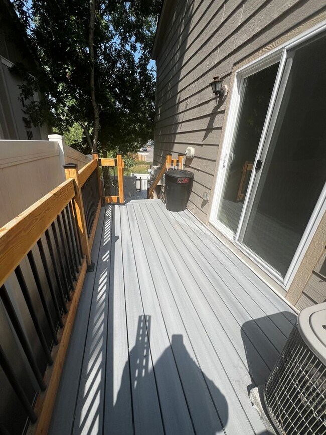 Building Photo - HALF OFF A MONTH'S RENT** -- Bright, Remod...