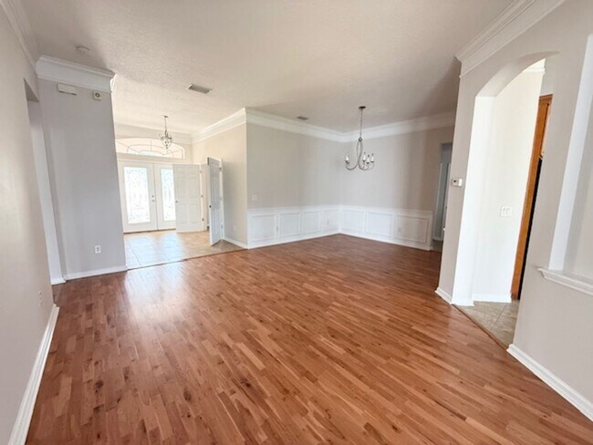 Building Photo - Spacious and well-appointed 4-bedroom, 3.5...