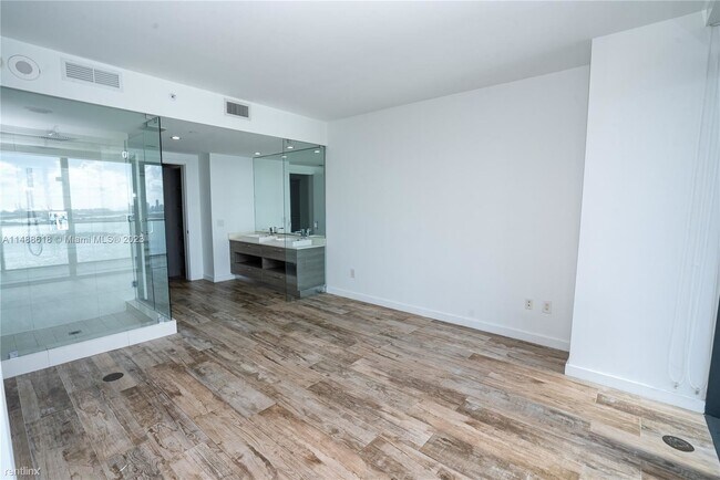Building Photo - 2 br, 2 bath Condo - 650 NE 32nd St Unit 3306