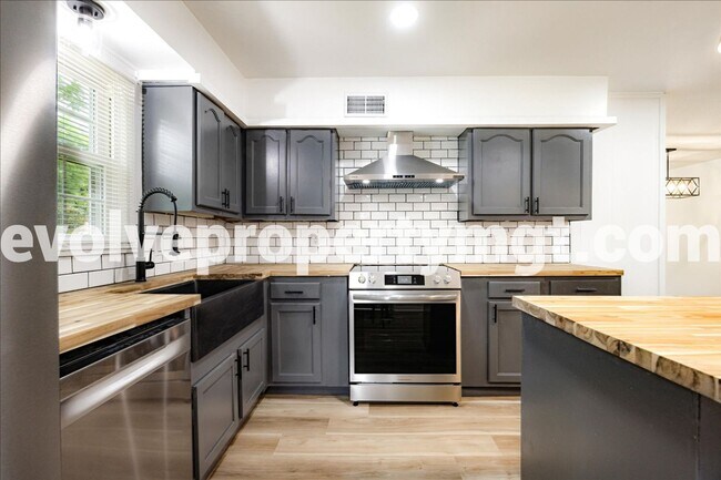 Building Photo - BEAUTIFUL EAST MEMPHIS 4/2!