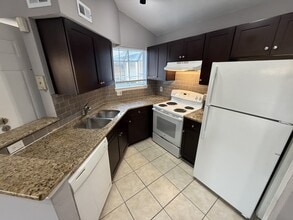 Building Photo - 1940 Lake Atriums Cir