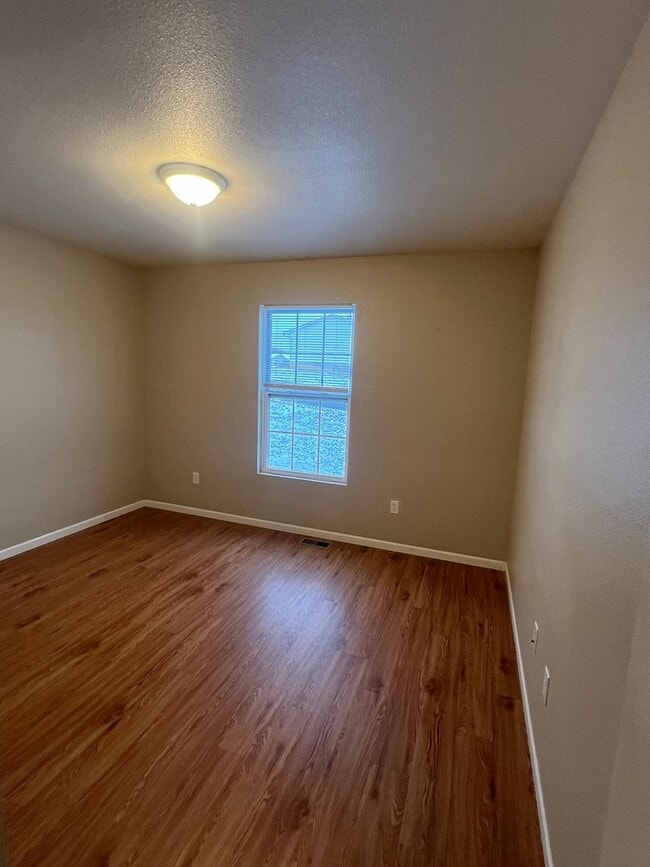 Building Photo - 3 Bedroom 2 bath duplex