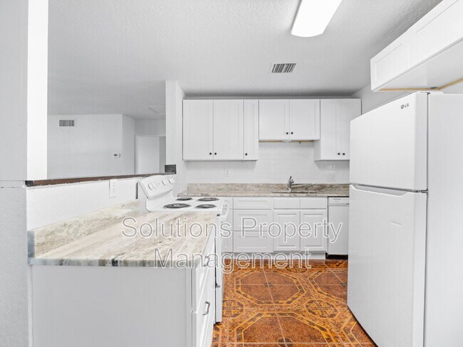 Building Photo - 2033 Robinhood Dr