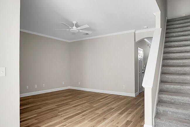 Building Photo - 3 bedroom, 2.5 Townhome