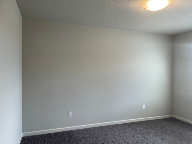 Building Photo - 4 Bed 2.5 Bath Home! Located near the Ridgefield Outdoor Recreation Center, equestrian facilities...