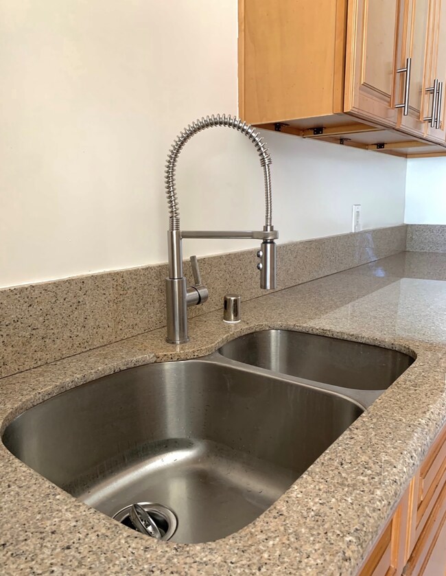Kitchen sink - 100 S Doheny Dr