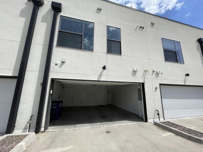 Building Photo - 3030 Wilson Ct