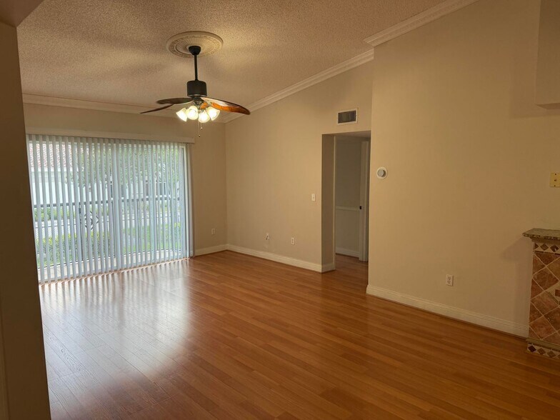Building Photo - 1500 Crestwood Ct S