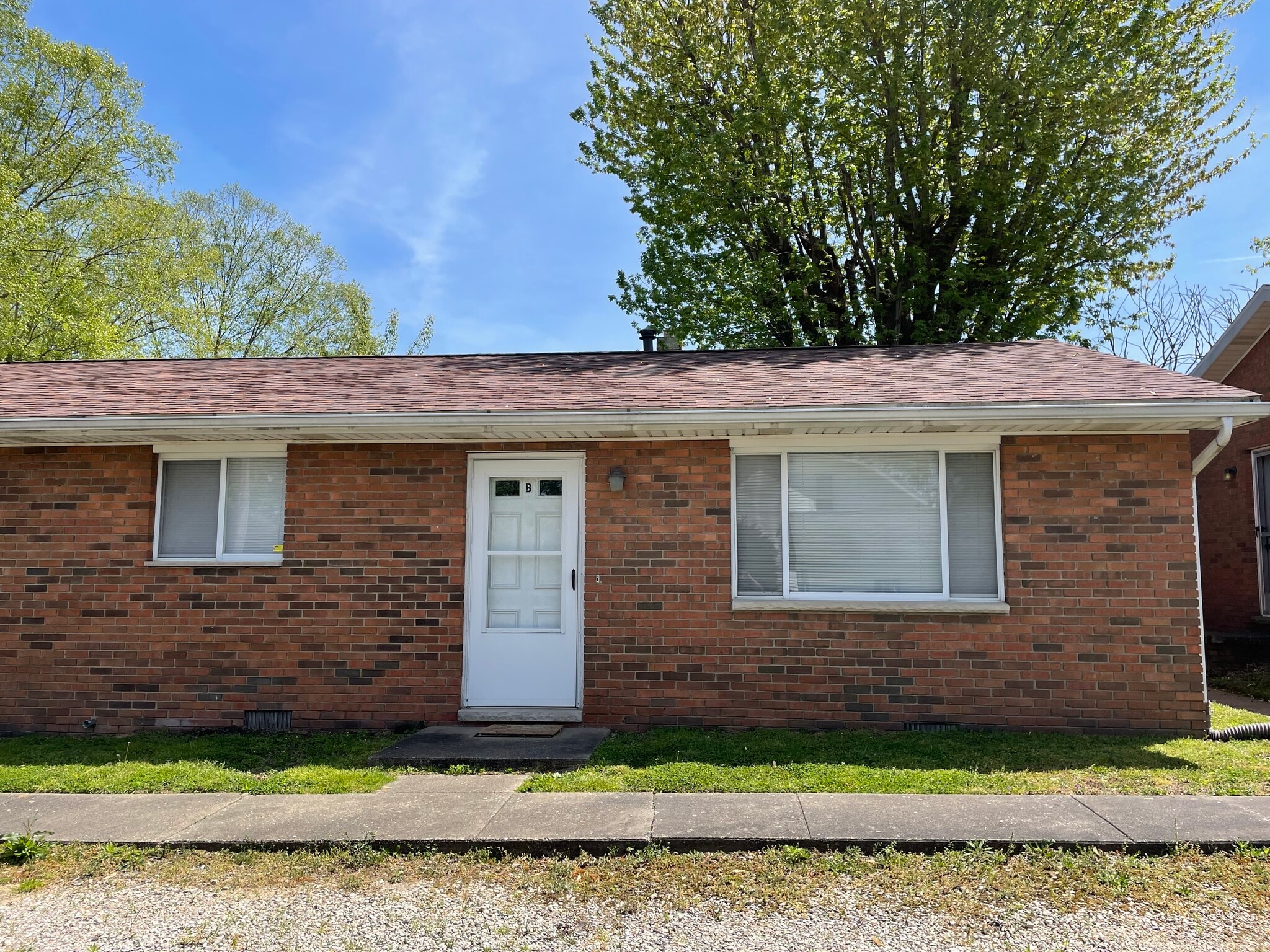 Building Photo - 204 E 9th St