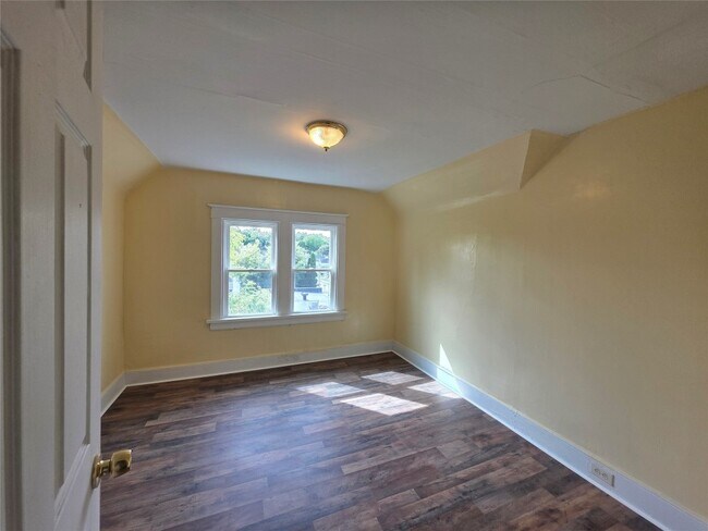 Building Photo - 155 Willow St
