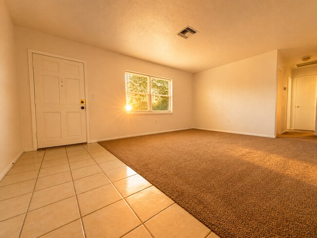 Building Photo - 105 Primrose Ln