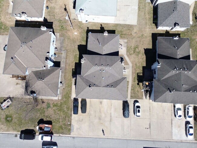 Building Photo - Updated 2 Bedroom/1 Bath Apartment in Parkville *READY NOW*