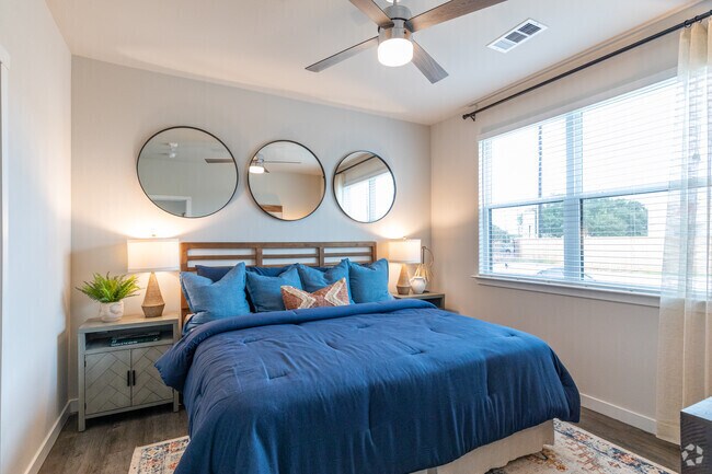 Building Photo - Special Offer: Reduced Rates & Free Rent!