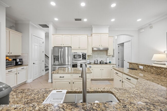 Building Photo - 552 Saddlestone Dr