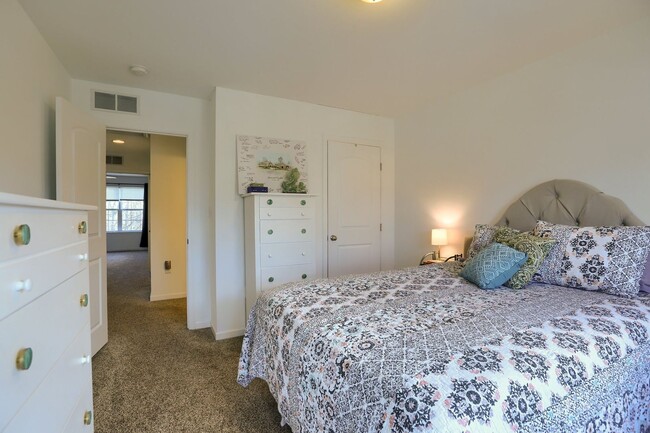 Building Photo - Newer build 2,000 sq ft 3/BR 2.5 bath luxu...